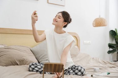 Evdeki güzel kadının portresi.