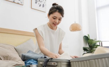 Seyahat etmek için bavul hazırlayan kadın resmi