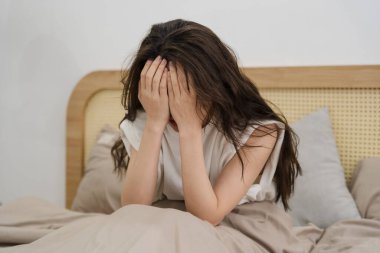 Evdeki güzel Asyalı kızın portresi.