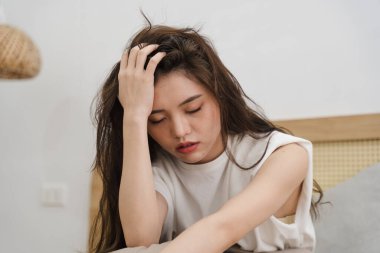 Evdeki güzel Asyalı kızın portresi.