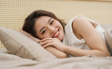 Evdeki güzel Asyalı kızın portresi.