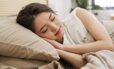 Evdeki güzel Asyalı kızın portresi.