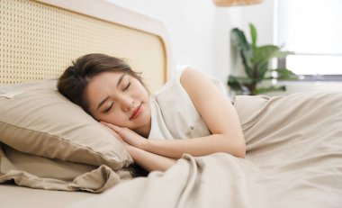 Evdeki güzel Asyalı kızın portresi.