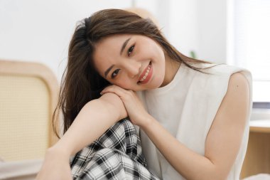 Evdeki güzel Asyalı kızın portresi.