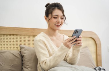 Evdeki güzel Asyalı kızın portresi.