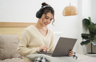 Evdeki güzel Asyalı kızın portresi.