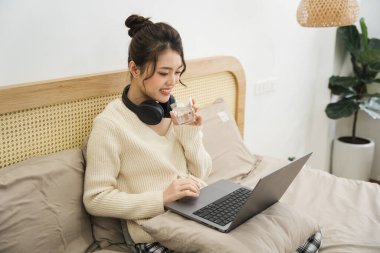 Evdeki güzel Asyalı kızın portresi.