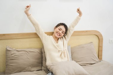 Evdeki güzel Asyalı kızın portresi.