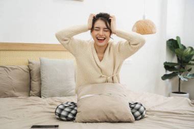 Evdeki güzel Asyalı kızın portresi.