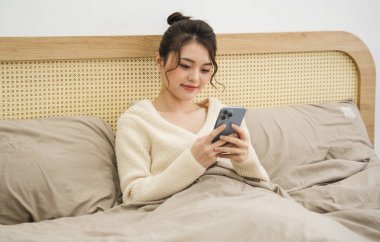 Evdeki güzel Asyalı kızın portresi.