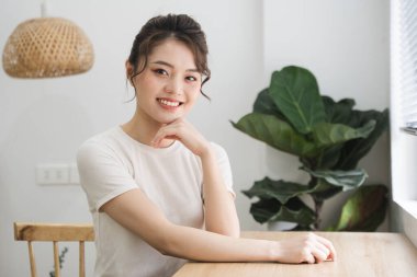 Evdeki güzel Asyalı kızın portresi.