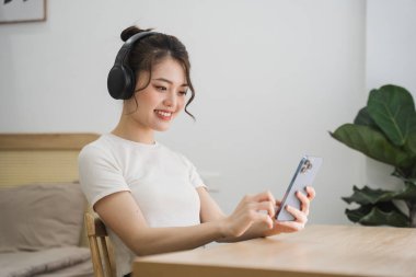 Evdeki güzel Asyalı kızın portresi.