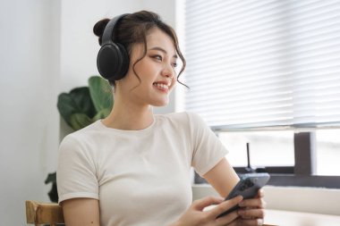 Evdeki güzel Asyalı kızın portresi.