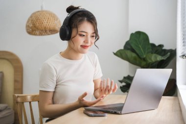 Evde çalışan Asyalı kızın portresi.