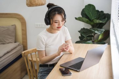 Evde çalışan Asyalı kızın portresi.