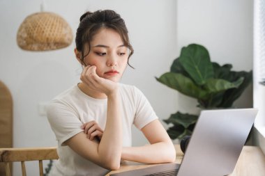 Evde çalışan Asyalı kızın portresi.