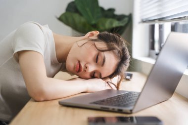 Evde çalışan Asyalı kızın portresi.