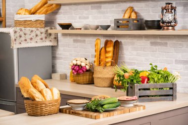 Mutfak masasında taze meyve ve sebze resmi