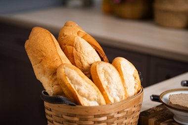 Mutfak masasında taze meyve ve sebze resmi