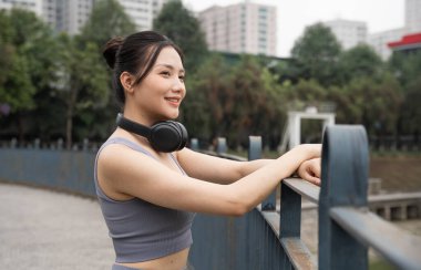 Parkta egzersiz yapan Asyalı kızın portresi.