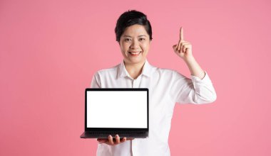 Pembe arka planda poz veren yaşlı Asyalı iş kadını