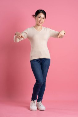 Beyaz arka planda poz veren güzel bir Asyalı kadın resmi