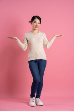 Beyaz arka planda poz veren güzel bir Asyalı kadın resmi