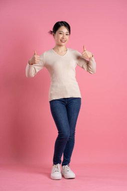 Beyaz arka planda poz veren güzel bir Asyalı kadın resmi