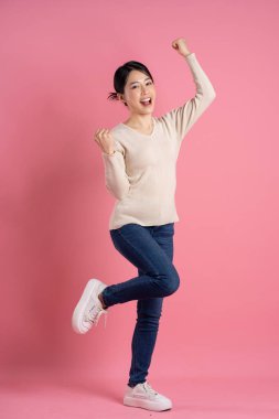 Beyaz arka planda poz veren güzel bir Asyalı kadın resmi