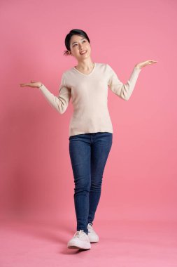 Beyaz arka planda poz veren güzel bir Asyalı kadın resmi