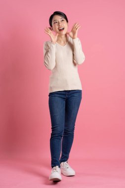 Beyaz arka planda poz veren güzel bir Asyalı kadın resmi