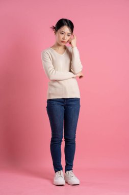 Beyaz arka planda poz veren güzel bir Asyalı kadın resmi