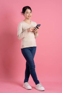 Beyaz arka planda poz veren güzel bir Asyalı kadın resmi