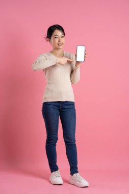 Beyaz arka planda poz veren güzel bir Asyalı kadın resmi