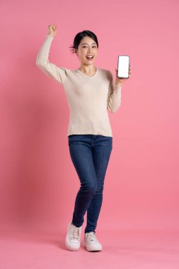 Beyaz arka planda poz veren güzel bir Asyalı kadın resmi