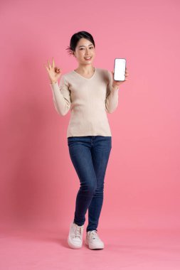 Beyaz arka planda poz veren güzel bir Asyalı kadın resmi