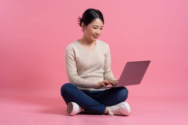 Beyaz arka planda poz veren güzel bir Asyalı kadın resmi