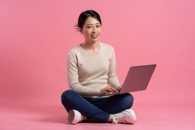 Beyaz arka planda poz veren güzel bir Asyalı kadın resmi