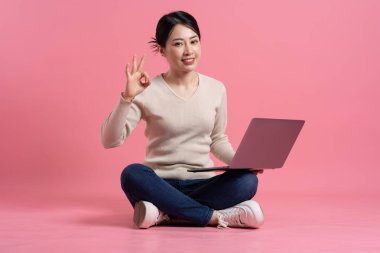 Beyaz arka planda poz veren güzel bir Asyalı kadın resmi