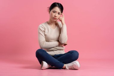 Beyaz arka planda poz veren güzel bir Asyalı kadın resmi