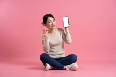 Beyaz arka planda poz veren güzel bir Asyalı kadın resmi