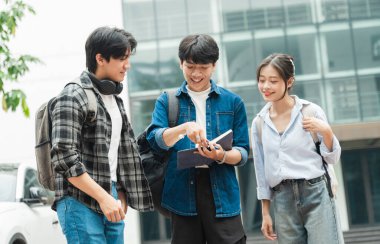 Üniversitedeki bir grup Asyalı öğrencinin portre resmi