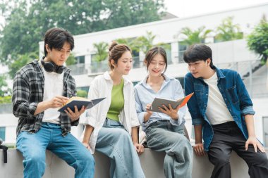 Üniversitedeki bir grup Asyalı öğrencinin portre resmi