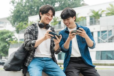 Üniversitedeki bir grup Asyalı öğrencinin portre resmi