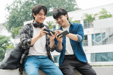 Üniversitedeki bir grup Asyalı öğrencinin portre resmi