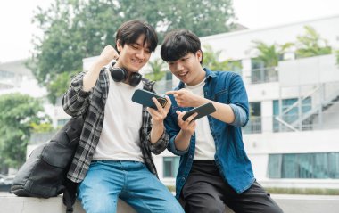 Üniversitedeki bir grup Asyalı öğrencinin portre resmi