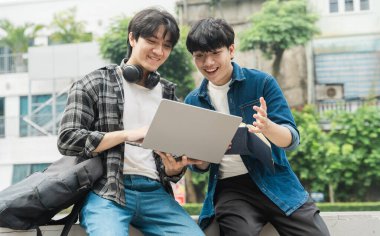 Üniversitedeki bir grup Asyalı öğrencinin portre resmi