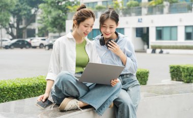 Üniversitedeki bir grup Asyalı öğrencinin portre resmi