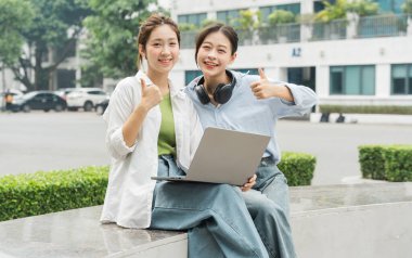 Üniversitedeki bir grup Asyalı öğrencinin portre resmi