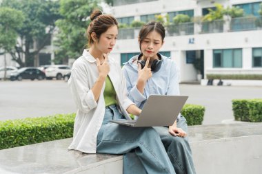 Üniversitedeki bir grup Asyalı öğrencinin portre resmi